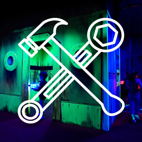 groen metalen wand met groot wit logo